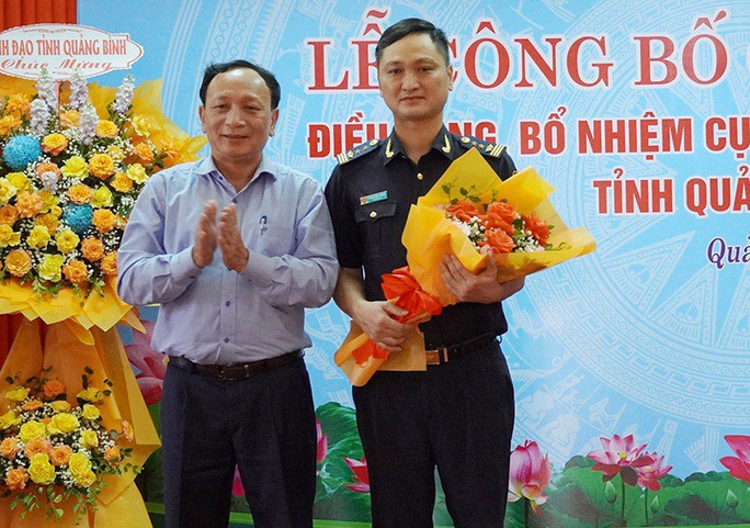 Phó Bí thư Thường trực Tỉnh ủy Trần Hải Châu tặng hoa chúc mừng tân Cục trưởng Cục Hải quan tỉnh Quảng Bình Phạm Tiến Thành