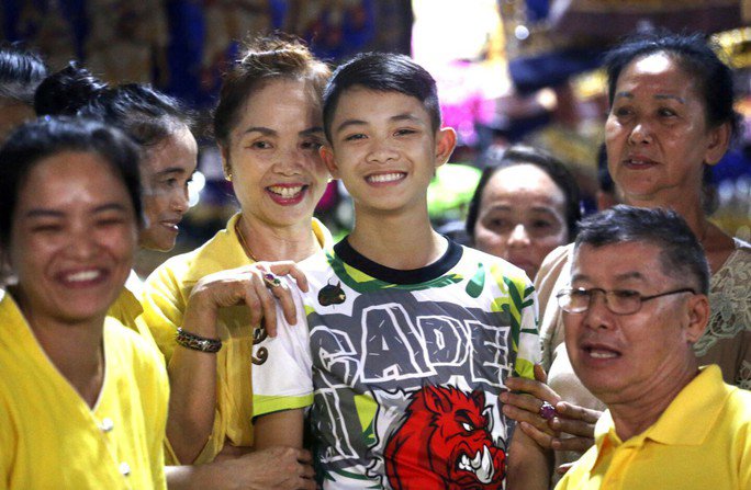 Duangpetch Promthep (giữa) và người thân sau khi được giải cứu khỏi hang động tỉnh Chiang Rai năm 2018. Ảnh: AP