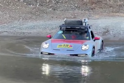Tin tức ô tô - Cận cảnh màn lội suối "như quảng cáo" của Porsche 911 Dakar