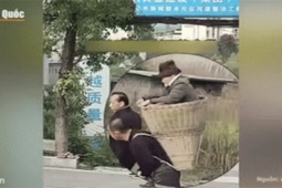 Bạn trẻ - Cuộc sống - Video: Hai anh em trai thay nhau cõng mẹ già đến bệnh viện bằng chiếc giỏ tre gây sốt cộng đồng mạng