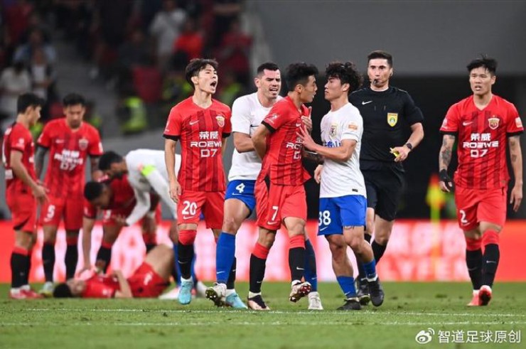 Cảng Thượng Hải (đỏ)&nbsp;và Sơn Đông Thái Sơn (trắng) biến sân cỏ thành võ đài