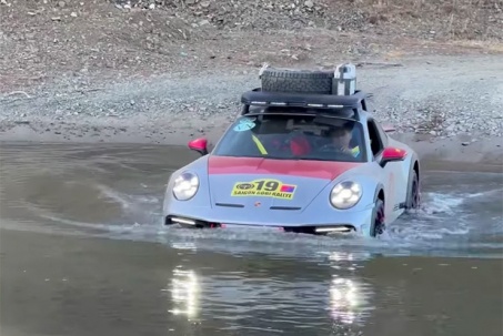 Cận cảnh màn lội suối "như quảng cáo" của Porsche 911 Dakar