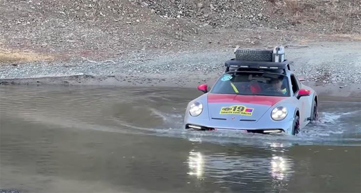Cận cảnh màn lội suối "như quảng cáo" của Porsche 911 Dakar - 1