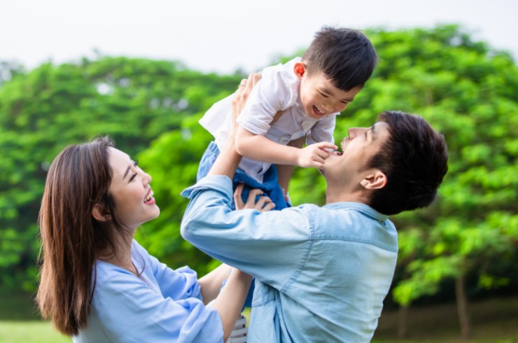 2 đứa trẻ cùng làm đổ sữa trên tàu, hành vi khác nhau của người bố quyết định tương lai của con - 8