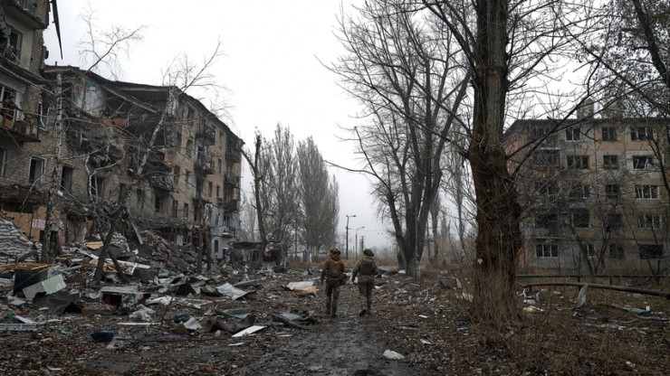 Lính Ukraine đi giữa đống đổ nát tại TP Avdiivka (tỉnh Donetsk) - nơi hai bên giao tranh mạnh gần đây. Ảnh: GETTY IMAGES