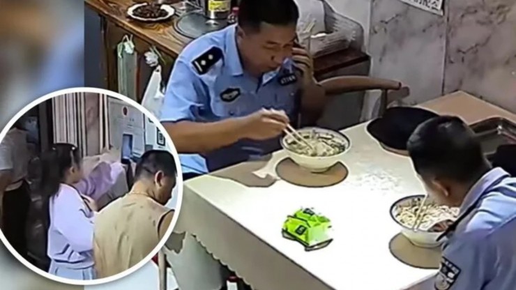 Bé gái 10 tuổi bí mật trả tiền ăn cho hai cảnh sát trong nhà hàng gây sốt mạng. Ảnh: Douyin