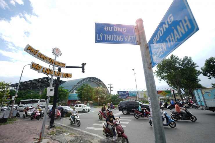 Vào tháng 4/2023, UBND Quận 10 tổ chức Lễ ra mắt Phố chuyên doanh vật liệu xây dựng. Việc hình thành và xây dựng “Phố chuyên doanh vật liệu xây dựng” trên địa bàn Quận 10 tại tuyến đường Tô Hiến Thành và Thành Thái nhằm đảm bảo tổ chức tốt công tác quản lý ở địa phương, giúp doanh nghiệp phát triển ổn định, bền vững, vừa giữ gìn và phát triển thương hiệu chuyên doanh vật liệu xây dựng tại hai tuyến đường này, đồng thời gắn với phát triển các điểm du lịch, di tích lịch sử trên địa bàn quận 10.