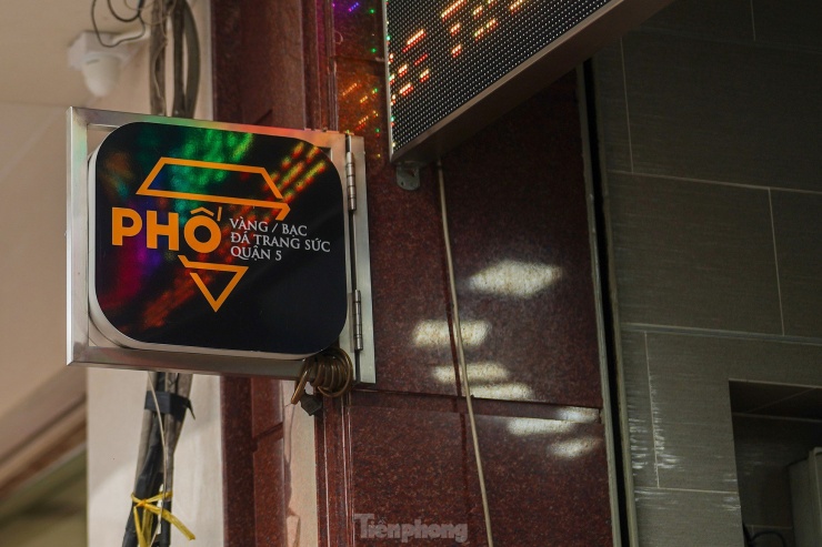 Vào năm 2020, phố Vàng bạc Đá trang sức quận 5 khai trương ở khu vực xung quanh chợ Hoà Bình. Khu vực chuyên kinh doanh vàng bạc, đá trang sức bao gồm các tuyến đường Nhiêu Tâm, Nghĩa Thục, Bùi Hữu Nghĩa được hình thành từ những năm cuối thập niên 80 đến nay. Khu phố vàng bạc có rất nhiều trang sức với mẫu mã đa dạng. Những tiệm vàng tại đây thường là "cha truyền con nối".