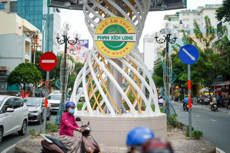 Sau đại dịch COVID-19, tuyến đường Phan Xích Long vốn được mệnh danh là nơi tinh hoa ẩm thực rơi vào cảnh ảm đạm với nhiều cơ sở kinh doanh ăn uống đóng cửa, trả mặt bằng. Cho đến thời điểm hiện tại, nơi đây đã dần phủ kín bởi các thương hiệu ẩm thực nội lẫn ngoại và đặc biệt hơn còn được gắn bảng tên "Phố ẩm thực Phan Xích Long - Phú Nhuận".