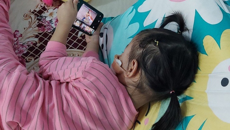 Bé gái sức khỏe đã ổn định, được gia đình đưa về nhà điều trị. Ảnh: LA