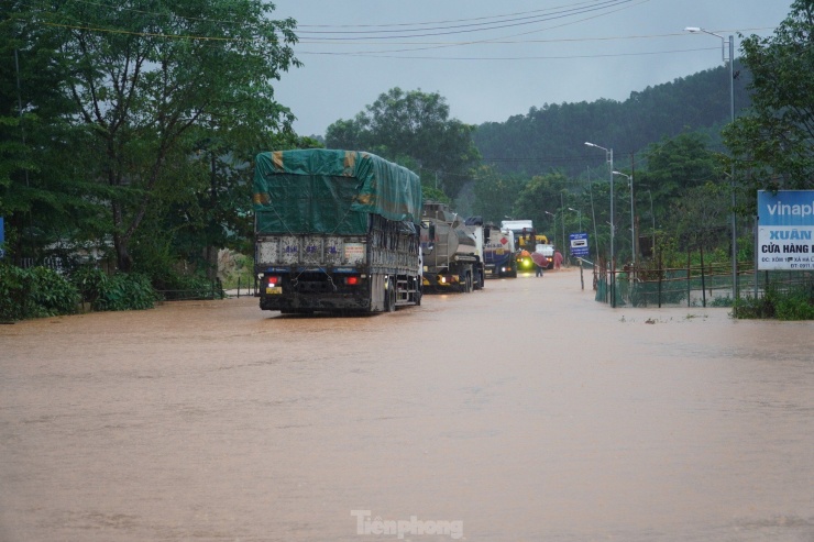 Theo ghi nhận, do mưa lớn kéo dài, từ trưa ngày 30/10, tại quốc lộ 15A đoạn qua địa bàn xã Hà Linh, huyện Hương Khê (Hà Tĩnh) nước lũ đã ngập sâu. Có những vị trí ngập sâu nửa mét, phương tiện di chuyển qua gặp nhiều khó khăn.