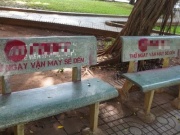 Tin tức trong ngày - 99 ghế đá bị sơn quảng cáo cá cược: Phát hiện 2 nam thanh niên bịt mặt