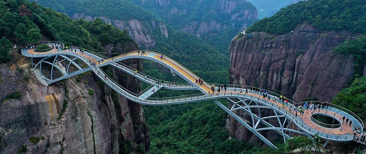 Như Ý là cây cầu đặc biệt được xây dựng ở độ cao 140m, bắc qua một trong những hẻm núi của thung lũng Thần Tiên Cư, thuộc tỉnh Chiết Giang. 
