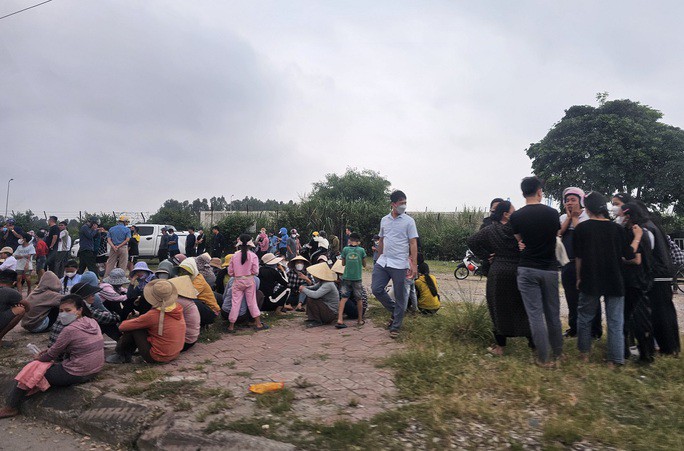 Rất đông người dân xã Hải Hà, thị xã Nghi Sơn tập trung phản đối thi công cảng container Long Sơn