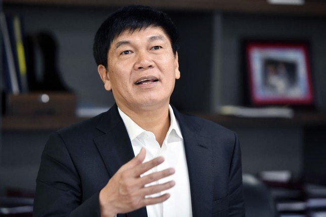 Vợ chồng ông Trần Đình Long - Chủ tịch Hội đồng quản trị Tập đoàn Hòa Phát - đăng ký bán thỏa thuận gần 43 triệu cổ cho con trai.