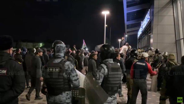 Lực lượng chống bạo động tại sân bay. Ảnh: RT