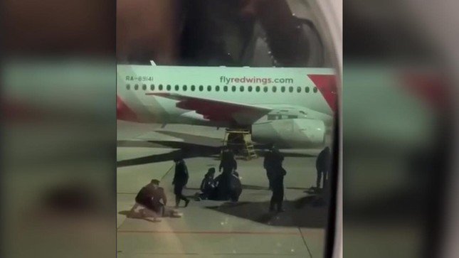 Những người biểu tình bị bắt giữ. Ảnh: RT