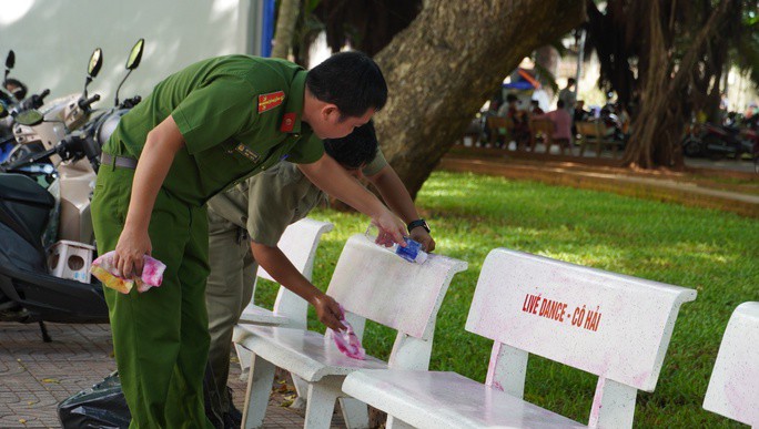 Các lực lượng lau rửa số ghế đá bị kẻ gian sơn bẩn quảng cáo