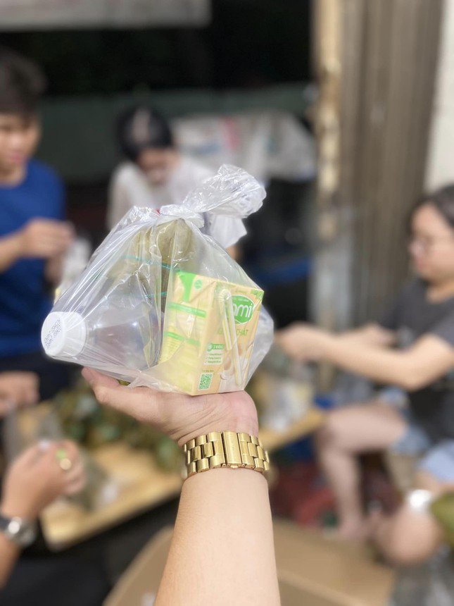 Món quà tuy nhỏ nhưng chứa đựng tình cảm lớn lao của nhóm. (Ảnh: NVCC)