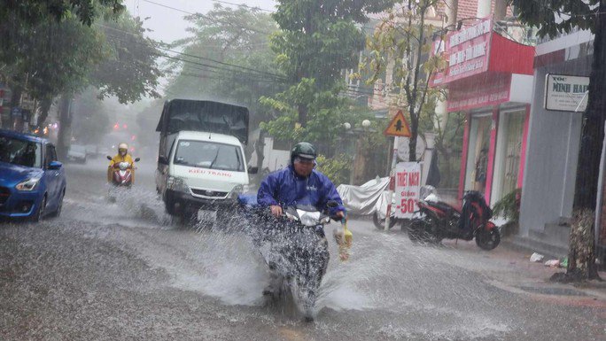 Chỉ sau 1 đêm mưa lớn, TP Đồng Hới đã ngập nặng