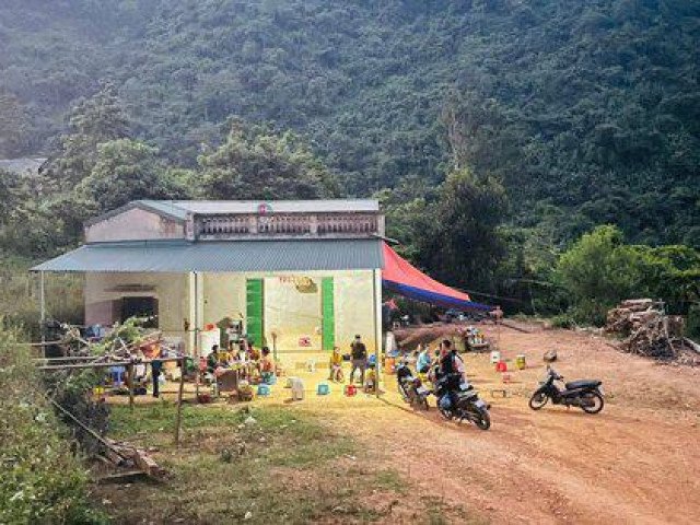 Bản nghèo chết lặng đón thi thể 5 bà cháu thiệt mạng sau vụ lật thuyền trên sông Chảy