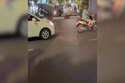 Clip: Choáng váng xe máy kéo ô tô trên đường Hà Nội