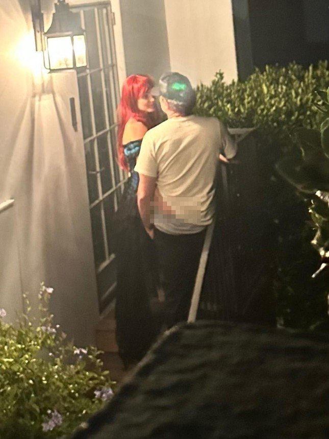 Leonardo DiCaprio và bạn gái mới thân mật bên ngoài bữa tiệc Halloween. Ảnh: BACKGRID.