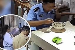 Bạn trẻ - Cuộc sống - Bé gái 10 tuổi có hành động "ga lăng" với 2 cảnh sát gây sốt cộng đồng mạng