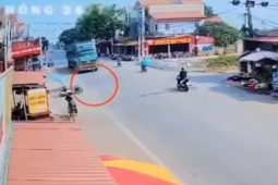 Tin tức trong ngày - Clip: Gặp xe máy chở 2 người chạy ẩu, lái xe Howo xử lý như phim