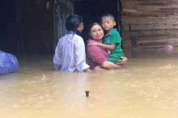 Tin tức trong ngày - Đập vỡ, nước lũ lên, người dân cuống cuồng di tản