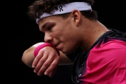 Thể thao - Nóng tennis Paris Masters ngày 1: "Tiểu Federer" vất vả đi tiếp, Fritz thắng dễ