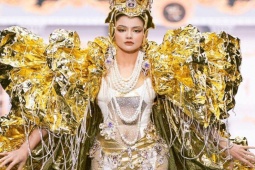 Thời trang - Vũ Thu Phương mặc đồ hàng chục kg, hóa "quân cờ" ấn tượng