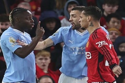 Bóng đá - Antony trả đũa xấu xí vì bị sao Man City "vờn", nghi chán nản do Ten Hag bỏ rơi