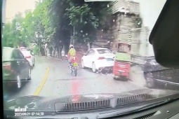 Phi thường - kỳ quặc - Video: Người đàn ông đang điều khiển xe máy bất ngờ gặp tình huống nguy hiểm