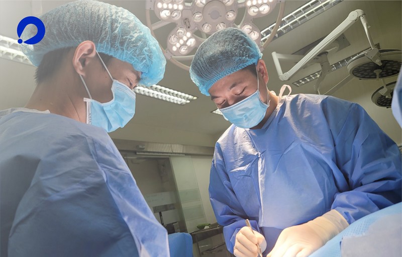 ThS.BS Nguyễn Văn Đức - BV Đa khoa Xanh pôn cùng ekip thực hiện phẫu thuật cho bệnh nhân