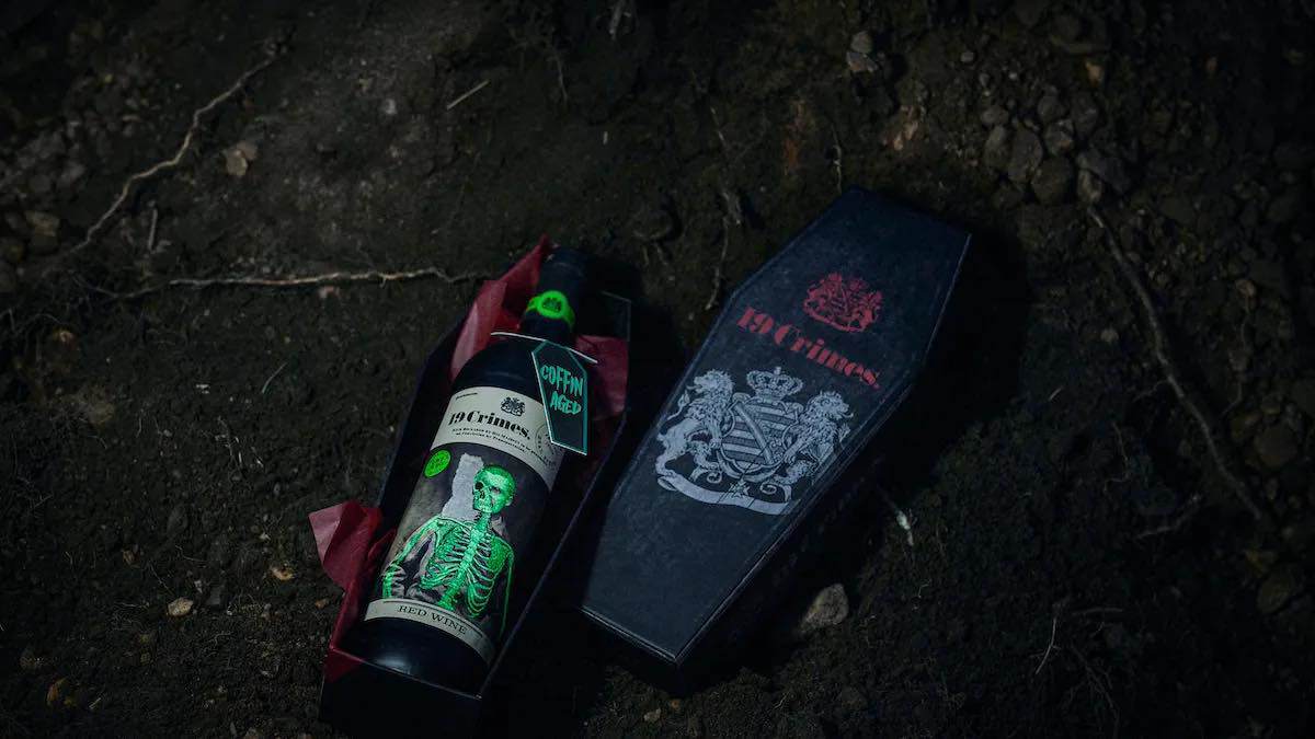 Loại rượu ủ trong quan tài ở nghĩa trang gây sốt vào dịp Halloween - 1