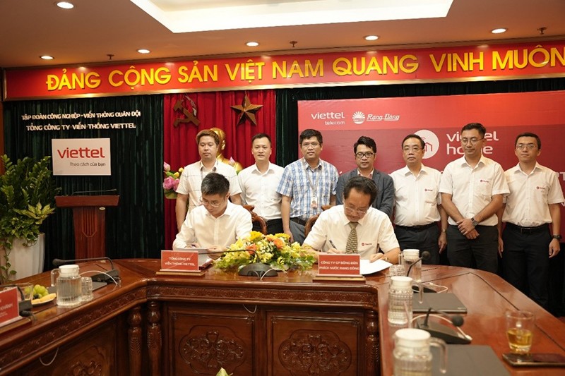 Ông Lê Mạnh Tấn - Phó Tổng Giám đốc Viettel Telecom ( trái) và ông Nguyễn Đoàn Kết – Phó Tổng Giám đốc Viettel ( phải) ký kết hợp tác chiến lược