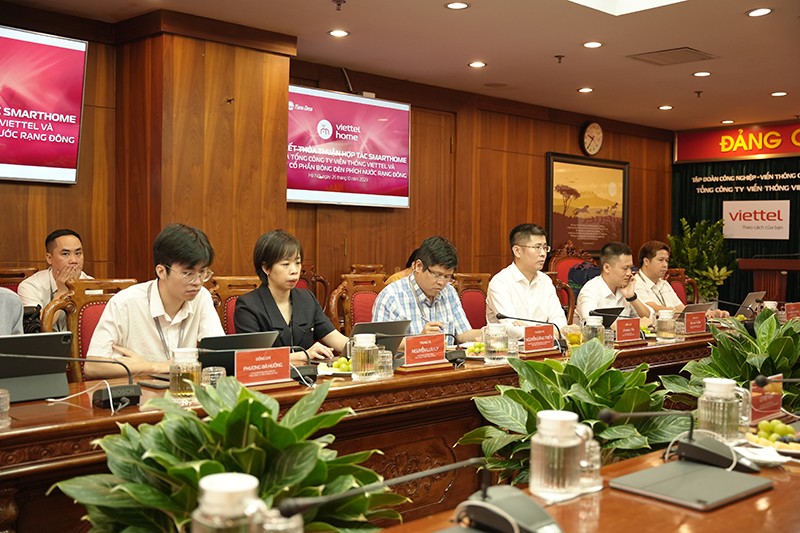 Ông Lê Mạnh Tấn - Phó Tổng Giám đốc Viettel Telecom đánh giá cao năng lực của Rạng Đông trong việc phát triển Hệ sinh thái Sản phẩm/ Dịch vụ 4.0, các thành tựu chuyển đổi số của Rạng Đông.