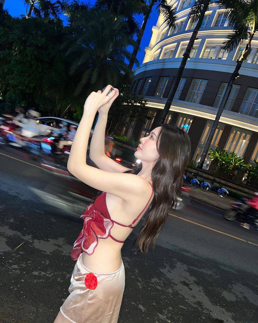Bất ngờ với danh tính của những cô gái nước ngoài mặc thoáng trên đường phố Việt Nam - 5