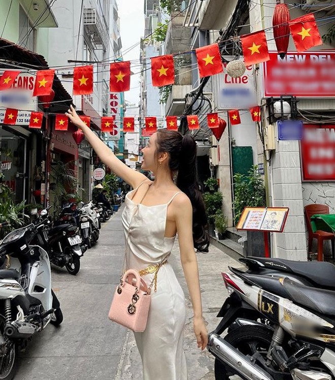 Bất ngờ với danh tính của những cô gái nước ngoài mặc thoáng trên đường phố Việt Nam - 11