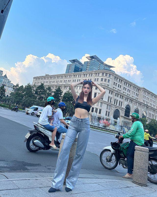 Bất ngờ với danh tính của những cô gái nước ngoài mặc thoáng trên đường phố Việt Nam - 3
