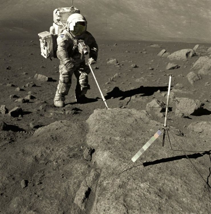 Một phi hành gia đang thu thập mẫu vật liệu từ Mặt Trăng năm 1972.