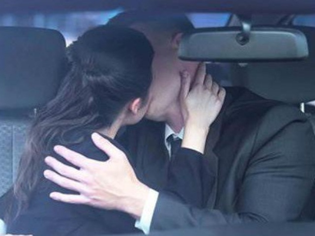 Bạn trẻ - Cuộc sống - Đi nhờ ô tô của đồng nghiệp, vợ bầu choáng váng khi thấy một vật quen thuộc của chồng trong xe cô ta