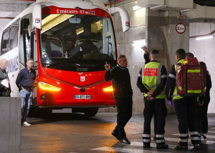 9 CĐV bị bắt sau bạo loạn tấn công xe buýt chở đội khách Lyon. Ảnh: GETTY