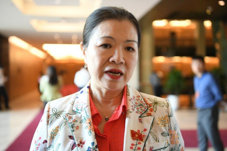 Bà Trương Thị Ngọc Ánh (đoàn đại biểu Quốc hội Cần Thơ), Phó Chủ tịch Ủy ban Trung ương MTTQ Việt Nam, trao đổi với báo chí bên hành lang Quốc hội. Ảnh: QH