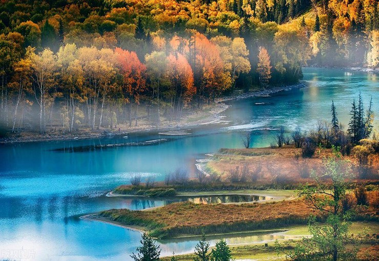 Mùa thu ở Tân Cương là một bữa tiệc thị giác của sắc màu. Phong cảnh của hồ Kanas, những ngọn núi phủ tuyết, đồng cỏ, rừng bạch dương xung quanh thật hấp dẫn.
