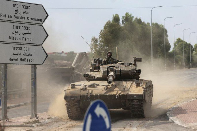 Binh sĩ Israel điều khiển xe tăng đến gần biên giới Israel với Gaza ở miền Nam Israel. Ảnh: Reuters