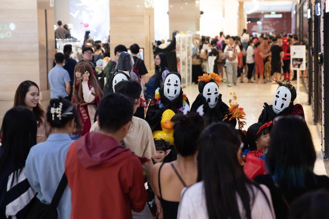 Giới trẻ Hà Nội chịu chơi chi cả chục triệu sắm đồ hóa trang Halloween - 1