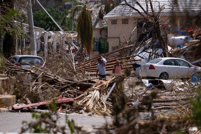 Một khu vực ở TP Acapulco, bang Guerrero - Mexico tan hoang hôm 29-10 sau khi bị bão Otis tàn phá Ảnh: REUTERS