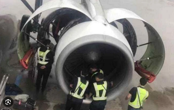 Sự cố ném đồng xu vào máy bay khiến chuyến bay bị trì hoãn.